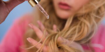 A COMPREHENSIVE GUIDE ON HAIR SERUMS AND WHY SHOULD YOU ALWAYS CARRY ONE IN YOUR BAG