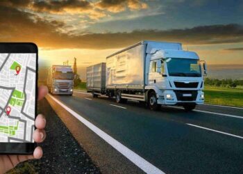 Maximizing Fleet Efficiency with GPS Trackers for Trucks