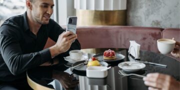 How Restaurants Can Leverage Social Media to Increase Bookings in 2024