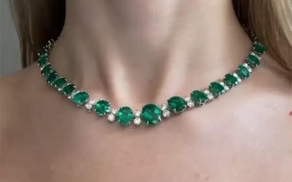 Choosing the Perfect Emerald Necklace and Earring Set for Every Occasion