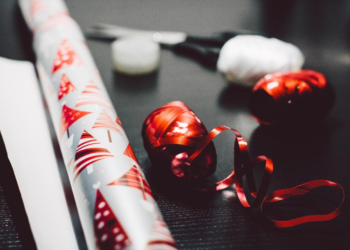 The Ultimate Guide to Christmas Gift Wrapping: Techniques and Tips