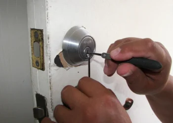 What to Expect During an Emergency Locksmith Service Call