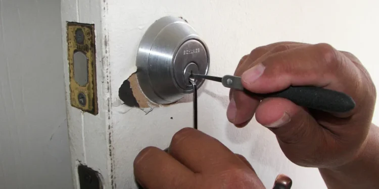 What to Expect During an Emergency Locksmith Service Call