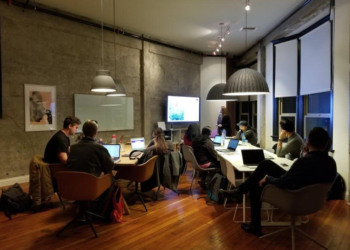 Top 6 Benefits of Using a Mobile TV Cart for Presentations