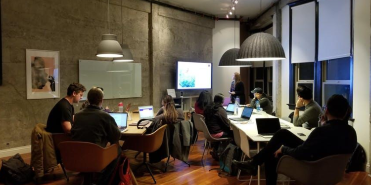 Top 6 Benefits of Using a Mobile TV Cart for Presentations