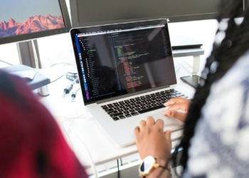 What to Choose in IT Development: In-House Development or Outsourcing?