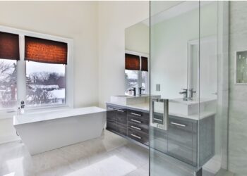 Acrylic Baths vs. Fiberglass: Which Is Better for Your Home?