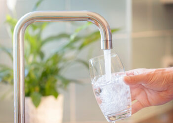 The Role of Hydration in Preventing Cavities and Dry Mouth