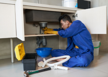 Why Hiring an Emergency Plumber from Final Drop Plumbing Can Save Your Home