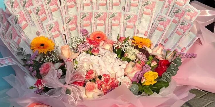 Glitter Roses Bouquet in UAE: The Showstopper Gift That No One Expects