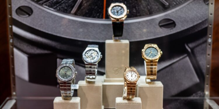 How to Turn Used Luxury Watches into Showroom Pieces with Smart Repairs?