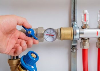 How Do Technicians Diagnose Pressure Fluctuations in Multi-Fixture Plumbing Systems?