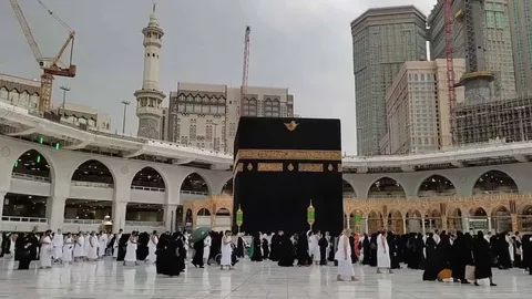 When Are Custom Umrah Packages Better Than a Fixed Group Trip?